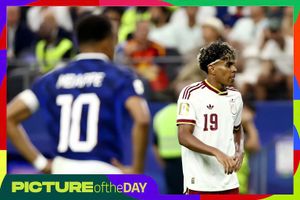Khoảnh khắc World Cup: Mbappe bất lực trước Yamal