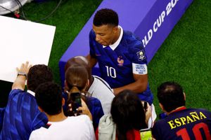 Mbappe bỏ vào đường hầm sau khi thua Tây Ban Nha