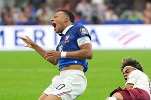 Yamal 'vô tình' thắng Mbappe