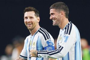 'Vệ sĩ' của Messi bị loại khỏi đội hình Argentina vs Anh