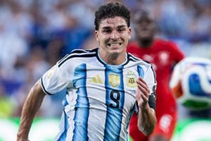 Arsenal sẵn sàng đổi Gyokeres lấy Julian Alvarez, Liverpool giữ chân Curtis Jones
