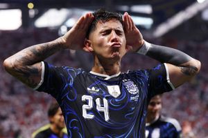 Anh 1-2 Argentina: Màn ngược dòng điên rồ