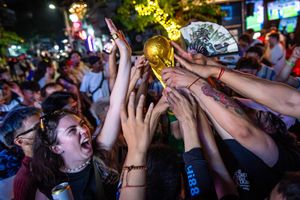 CĐV Argentina nâng cúp tại Hà Nội sau màn ngược dòng ở World Cup