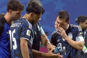 Phản ứng của Messi khi phát hiện chai nước 'nhắc bài' của Pickford