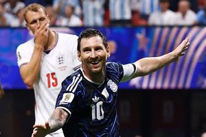 Messi gọi cho mẹ báo tin Argentina thắng Anh 2-1