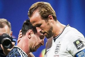 Ảnh Messi ôm Harry Kane gây bão mạng