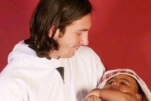 Hình ảnh Messi bế em bé Lamine Yamal gây sốt chung kết World Cup