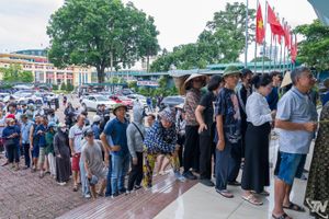 Hàng trăm cổ động viên xếp hàng mua vé xem trận bóng đá Việt Nam - Myanmar