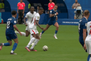 Rashford xỏ háng gây sốt