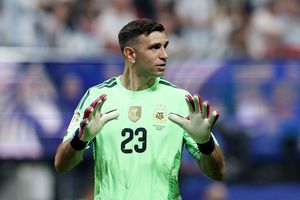 Emiliano Martinez gãy ngón tay vẫn dự World Cup