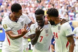 Saka tự hào gia nhập nhóm huyền thoại ghi hat-trick của tuyển Anh tại World Cup