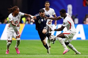 Vì sao Messi đi bộ vẫn nguy hiểm?