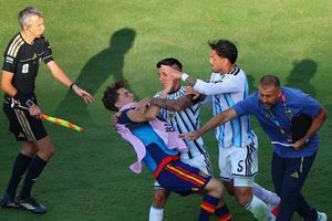 Cầu thủ bất hảo Argentina lao vào đánh người sau trận thua Tây Ban Nha