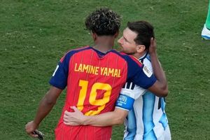 Khoảnh khắc đẹp nhất chung kết World Cup: Yamal an ủi đàn anh Messi
