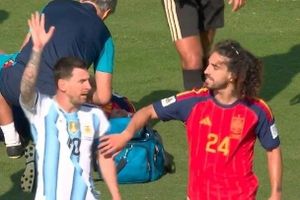 Messi mách trọng tài Cucurella che miệng