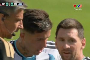 Biểu cảm của Messi khi Enzo bị đuổi khỏi sân