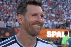 Messi cười chua chát