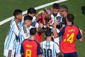Argentina gây chiến, Tây Ban Nha chơi bóng