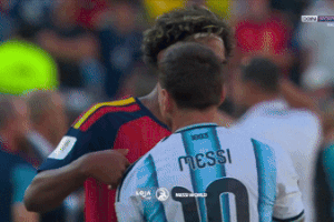 Hành động đẹp của Yamal dành cho Messi