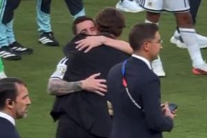Khoảnh khắc Ramos ôm Messi
