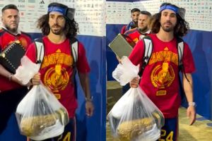 Cucurella xách cúp vô địch World Cup về bằng túi nylon