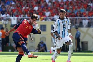 Truyền thông Argentina thừa nhận đội nhà sai lầm, ngả mũ thán phục Tây Ban Nha
