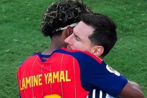 Khoảnh khắc đẹp Lamine Yamal ôm Messi sau chung kết World Cup 2026