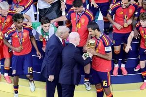 Chủ tịch FIFA vào phòng thay đồ trao quà đặc biệt cho Tây Ban Nha