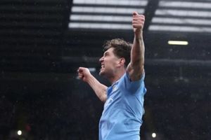 Arsenal nhắm John Stones thay thế Saliba, Liverpool đại chiến MU vì Manu Kone