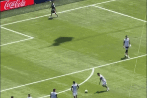 Viral khoảnh khắc Messi sút toàn trượt