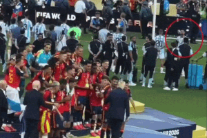 Cầu thủ Argentina duy nhất không quay lưng khi Tây Ban Nha nâng cúp