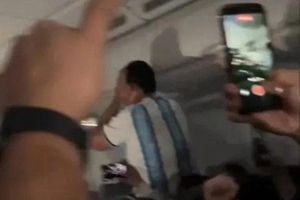 Hành khách Argentina bị phi công Tây Ban Nha lừa đội nhà vô địch World Cup