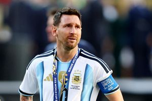 Argentina 'thỉnh cầu' Messi