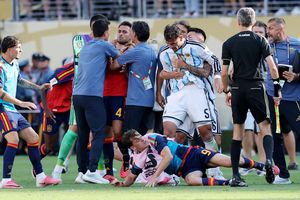 Vì sao cầu thủ Argentina, Tây Ban Nha ẩu đả sau chung kết World Cup 2026?
