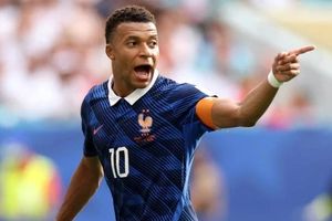 Mbappé 'lấn sân game thủ'