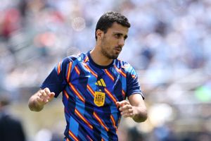 'Cú bẻ lái' của Perez đưa Rodri tới Real