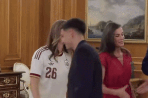 'Công chúa đẹp nhất châu Âu' nhắc Ferran Torres giữ lời sau World Cup