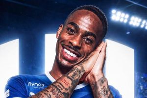 Đội rớt hạng Premier League giàu to