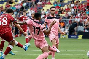 Liverpool ngược dòng đả bại Sunderland 4-2 trong cơn mưa bàn thắng