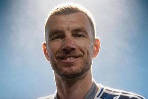 Dzeko gây ngỡ ngàng ở tuổi 40