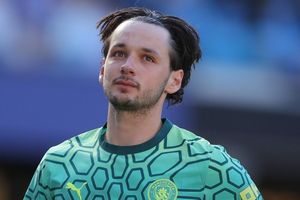 Thủ môn dự bị Man City tạo kỷ lục chuyển nhượng