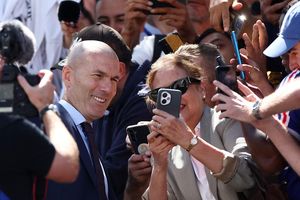 CĐV Pháp phát cuồng vì Zidane