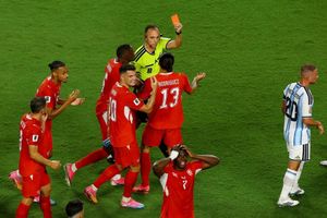 FIFA bảo vệ thẻ đỏ gây tranh cãi của Embolo