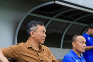 Chủ tịch VFF Trần Quốc Tuấn động viên tuyển Việt Nam trước trận gặp Singapore