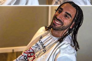 Cucurella gây chú ý với diện mạo mới