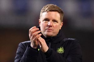 HLV Eddie Howe bất ngờ rời Newcastle