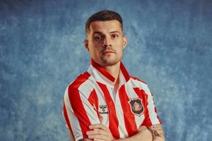 Áo đấu của CLB Premier League gây sốt