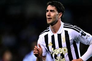 Mức lương 130.000 bảng mỗi tuần ngáng đường Dusan Vlahovic đến Man United