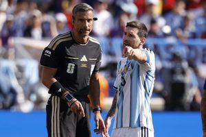 Trọng tài giải nghệ sau chung kết World Cup: 'Messi đã cư xử đúng mực'
