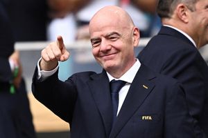 FIFA 'bán' World Cup, ông Infantino nhận lương gấp 10 lần?